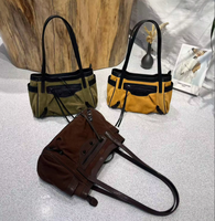 Sac fourre-tout en daim de vache avec garniture en cuir, fermeture à glissière et pompon pour femme - Sac hobo vintage tendance avec poche avant
