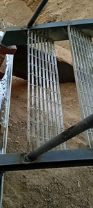 Marches d'escalier en acier galvanisé durable avec cadre pour escaliers en béton, escaliers extérieurs, immeubles de bureaux et entrepôts - Product Image 4