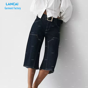 Jeans décontractés personnalisés pour femmes, longueur mi-genou, coupe droite, écologiques, bleu clair, taille boutonnée, en tissu denim, vente en gros de vêtements - Product Image 4