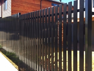 Panneaux de clôture à lattes <span class=keywords><strong>verticales</strong></span> en aluminium <span class=keywords><strong>pour</strong></span> bricolage modernes Portes en treillis en alliage métallique noir Rampe thermique en bois Bordure de cour <span class=keywords><strong>pour</strong></span> usage résidentiel - Product Image 2