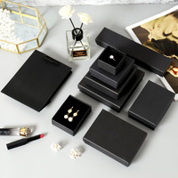 Boîte à bijoux en kraft noir avec doublure en éponge pour collier/bague/boucles d'oreilles, emballage de rangement suspendu, prête à être expédiée