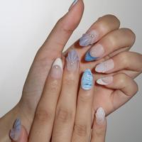 Ongles à presser en acrylique transparent bleu sel de mer, motif coquillage 3D, petites conques perlées, décor ondulations aquatiques peintes à la main, forme amande, pour l'été
