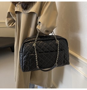 Sac fourre-tout de voyage pour femmes Sac de week-end en cuir Grand sac fourre-tout Mignon sac de sport en cuir matelassé avec sangle Chian - Product Image 4