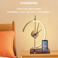 Lampe de table décorative nordique en bois avec chargeur sans fil, idéale pour le bureau, la table de chevet ou la lecture.