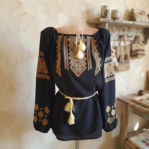 Robe midi décontractée brodée à la main style Vyshyvanka ukrainienne, taille naturelle, imprimé animalier et floral, col en V, manches 3/4, coupe trapèze en coton - Product Image 3