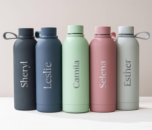 Bouteille d'eau isotherme en acier inoxydable personnalisée avec monogramme, nom <span class=keywords><strong>personnalisé</strong></span>, 17 oz, en plastique, avec paille, grande capacité, sport, gravée - Product Image 1