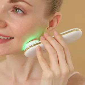 Zeitsparende Gesichts schönheit 7 in 1 LED-Lichttherapie Vibration Hauts traffung Heiße Kälte behandlung Hautpflege-Gesichts massage gerät