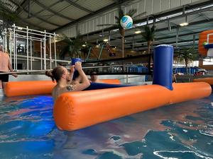 Red <span class=keywords><strong>de</strong></span> Voleibol Inflable Flotante - Juego <span class=keywords><strong>de</strong></span> Voleibol Acuático <span class=keywords><strong>para</strong></span> <span class=keywords><strong>Piscina</strong></span> y Lago, Diversión Familiar y <span class=keywords><strong>para</strong></span> Fiestas - Product Image 2