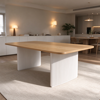 Table à manger rectangulaire minimaliste moderne avec base en piédestal blanc cannelé et plateau en bois grainé, table créative pour l'ameublement de la maison