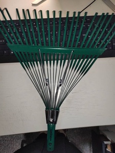 Râteau en acier à 22 dents <span class=keywords><strong>pour</strong></span> le jardin, les pelouses, les patios et les cours, les feuilles et la <span class=keywords><strong>mousse</strong></span> avec manche en bois. - Product Image 4