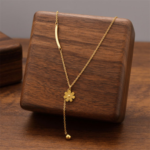 Collar de Acero de Titanio con Borla y Margarita, Superventas Transfronterizo para Mujer, No se Destiñe, Estilo Frío, Calidad Exquisita - Product Image 1