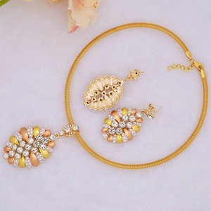 Ensemble de Bijoux Économique en Alliage Doré pour Femme, Parure de Mode pour Mariage ou Fête, Incluant Boucles d'Oreilles et Bracelet, Idéal pour un Cadeau - Product Image 4
