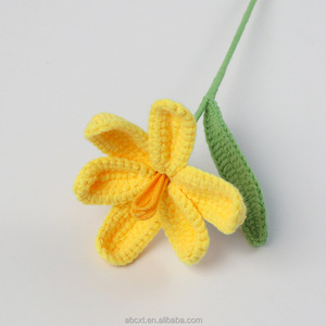 Orsetto di peluche fatto a mano all'uncinetto con adorabile bouquet di tulipani gialli, bouquet decorativo per Capodanno, bouquet da fiorista - Product Image 3