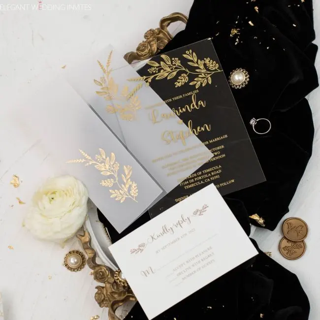 دعوات الزفاف من الأكريليك الشفاف بأشكال أوراق شجر ذهبية عصرية فاخرة مع سترة من الفيلم المطلي بالذهب