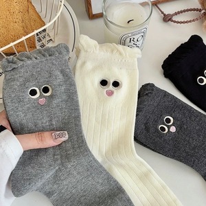 Chaussettes mi-mollet pour femmes, motif dessin animé mignon, grands yeux, en dentelle, absorbantes, polyvalentes, pour l'automne et l'hiver - Product Image 1