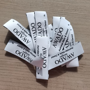 Etiquetas de Cuello Personalizadas para Ropa con Talla, Etiquetas de Talla Negras de Alta Densidad con Pliegue Final, Etiquetas Tejidas Cosidas para Vestidos y Prendas - Product Image 1