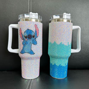 Gobelet en acier inoxydable personnalisé avec motif dessin animé Stitch et strass, avec poignée et paille, vente en gros à prix abordable - Product Image 2