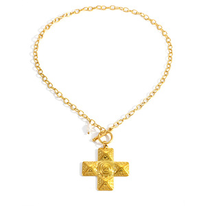 Collar con colgante de cruz chapado en oro de 18k, cruz texturizada con dije de perla de agua dulce, gargantilla de moda, regalo para mujer - Product Image 5