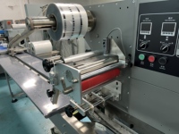 Máquina Automática para Envasar Galletas con Cinta Transportadora de Alimentación Servo y Envolvedora de Film Superior para Galletas, Crackers, Snacks y Barras de Oblea