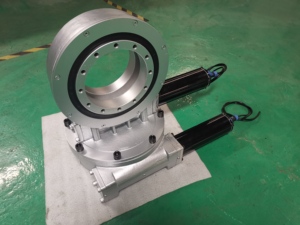 Réducteur de rotation à deux axes SDE12 étanche IP66 à couple élevé de 15000 Nm avec moteur CC 24 V, système de suivi solaire double, roulement de rotation - Product Image 4