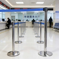 Poteau de signalisation en U argenté, directement de l'usine, avec corps en acier inoxydable et sangle rétractable personnalisable de 2 m