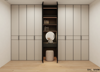 Dressing en cuir beige et noir avec éclairage intégré et armoires à portes vitrées pour la maison
