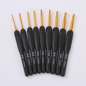 Aguja de Tejer de un Solo Extremo con Empuñadura de Silicona TPR Negra Ecológica - <span class=keywords><strong>Punta</strong></span> de Gancho Dorada para Tejer a Mano, Bordar y Proyectos de Manualidades - Product Image 3