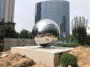 Statue de globe en métal de <span class=keywords><strong>parc</strong></span> de jardin poli par miroir extérieur moderne de taille personnalisée Sculpture de boule en acier inoxydable artisanale en métal - Product Image 2