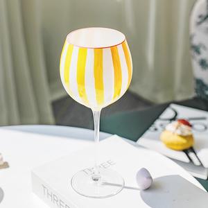 Verres à vin en cristal à rayures jaunes personnalisés-Design moderne soufflé à la main pour un décor de table lumineux et des détails de fête personnalisés - Product Image 3