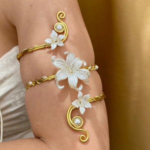 Brazalete de Aleación con Perlas y Flores, Estilo Europeo Americano, Accesorio de Fiesta Geométrico Exagerado <span class=keywords><strong>para</strong></span> Mujer - Product Image 1