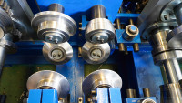 Machine de formage de poutrelles de plancher multi-tailles en acier galvanisé pour la fabrication de planchers de mezzanine pour entrepôts à structure métallique