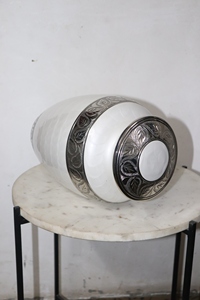 Urne de crémation pour adultes blanche perlée extra large Urne de crémation en aluminium blanche avec rose argentée gravée de la meilleure qualité - Product Image 4