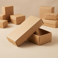 Boîte cadeau personnalisée en papier kraft écologique avec gaufrage, pelliculage mat et doublure en éponge pour l'emballage de chaussettes, vêtements et petits articles