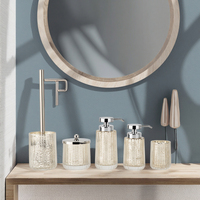 Nouveau design de luxe Ensemble de salle de bain 6 pièces en verre écologique avec distributeur de savon à rayures verticales côtelées de forme ronde et brosse de toilette