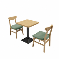 Chaise de café à dossier incurvé, dossier ouvert, assise rembourrée vert menthe sur pieds en bois clair pour restaurant, café et hôtel
