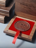 Boîte cadeau carrée en bois de noyer pour médaille, pièce de monnaie, avec logo personnalisé et intérieur en velours, pour médaille commémorative, badge, trophée, emballage de luxe pour événements et marques