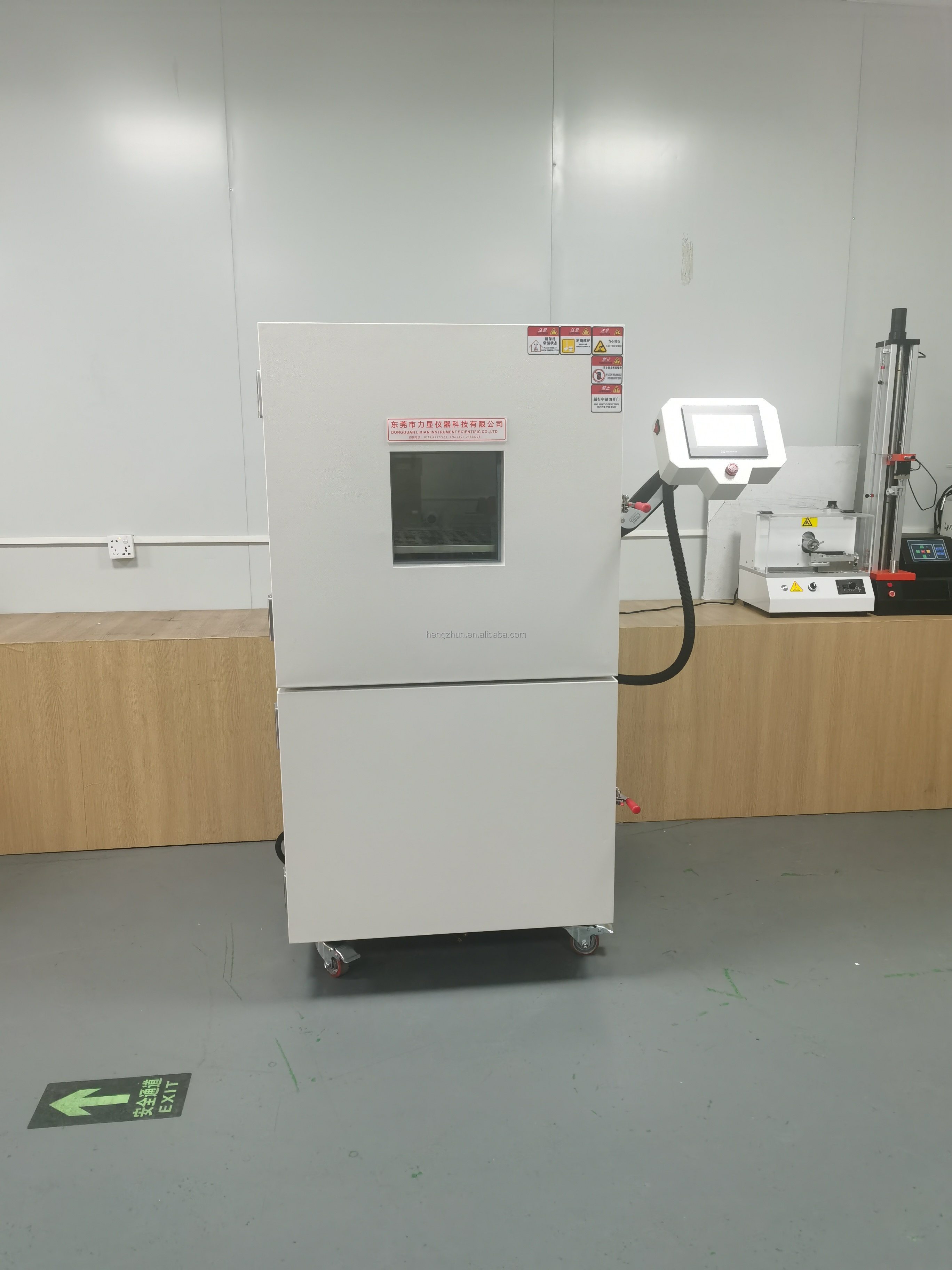 Vertical LCD Display Vacuum Drying Chamber 91L With Temperature 10-250C