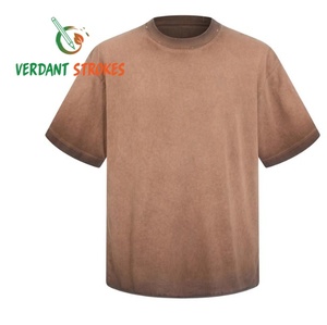 Verdant Strokes. T-shirt Stampate Moderne - Design Eleganti e Contemporanei per le Tendenze Attuali - Ideali per la Moda Urbana e il Retail - Product Image 1