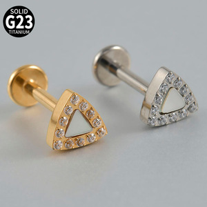 Pendiente de titanio F136 G23 con incrustaciones triangulares exquisitas de circonita redonda, rosca interna y base plana, para <span class=keywords><strong>piercing</strong></span> de <span class=keywords><strong>labio</strong></span>, joyería de moda. - Product Image 1
