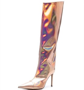 Botas de tacón de aguja puntiagudas de cuero con estampado de serpiente en pintura metálica láser dorada y plateada, diseño largo, botas de moda de invierno con estampado de serpiente - Product Image 4