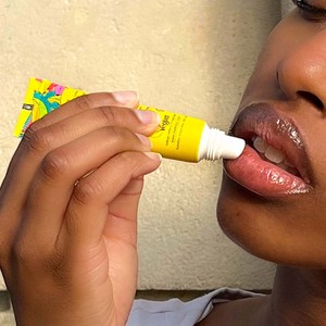 Bálsamo labial de plátano Kadalys hecho en Francia 15ml vegano, ecológico, nutritivo, reparador y protector, fortalece los labios. - Product Image 2