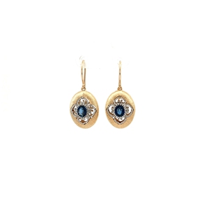 Clásicos pendientes colgantes de zafiro ovalado azul profundo en oro pulido, elegantes pendientes colgantes con una impresionante piedra preciosa de zafiro ovalado. - Product Image 1