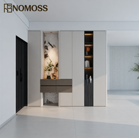 Meuble d'entrée avec niche décorative et étagère console fine pour un rangement moderne dans le couloir