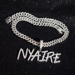 Collar con Colgante de Letra Moderno de Excelente Calidad con Diseño de Cadena Cubana para Fiestas, Disponible a un Precio Razonable - Product Image 4