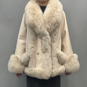 Nouvelle Arrivée Vente en Gros Manteau Court en <span class=keywords><strong>Cuir</strong></span> et Duvet de Canard pour Femme, <span class=keywords><strong>Veste</strong></span> en <span class=keywords><strong>Cuir</strong></span> Véritable Personnalisée avec Vraie Fourrure de Renard - Product Image 1