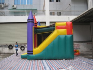 บ้านลมเป่าลมพีวีซีรูปทรงดินสอพร้อมสไลเดอร์ รับน้ำหนักได้ 800 กก. รองรับ 12 คน สำหรับเช่าจัดงานเชิงพาณิชย์ - Product Image 2