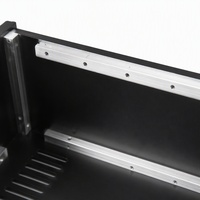 Boîtier en acier noir mat thermolaqué, rails de support en aluminium pliés avec précision, base ventilée pour contrôle industriel