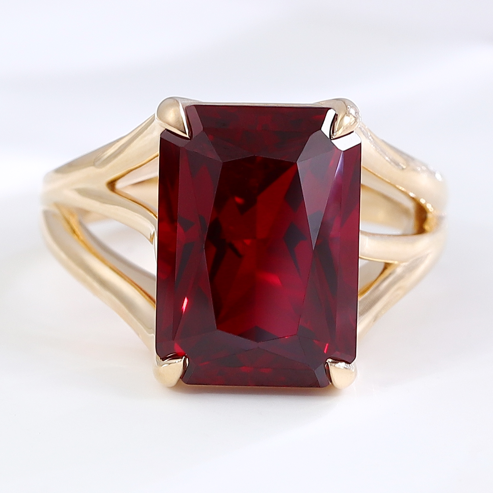 Anillo de oro macizo de 18k con gema de laboratorio