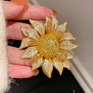 Broche de moda elegante y versátil de latón con circonitas, diseño de flor de girasol grande, estilo francés, artesanía de alta calidad, para niños y trajes - Product Image 5