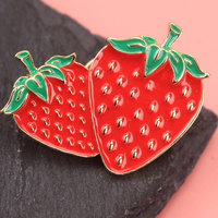 Emblème de fraise plate double baies rouges et veines vertes Détails de la graine d'or Accessoire blanc minimaliste "Sweet Bloom" Design simple